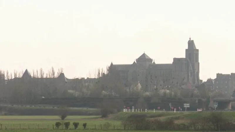 L’écrivain gallois Ken Follett offre 148 000 euros pour restaurer la cathédrale de Dol-de-Bretagne