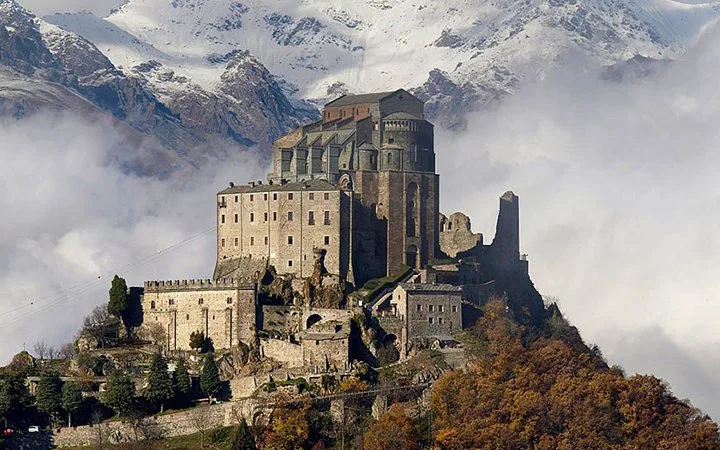 Le coup d’épée de Saint Michel : sept sanctuaires unis par un fil invisible