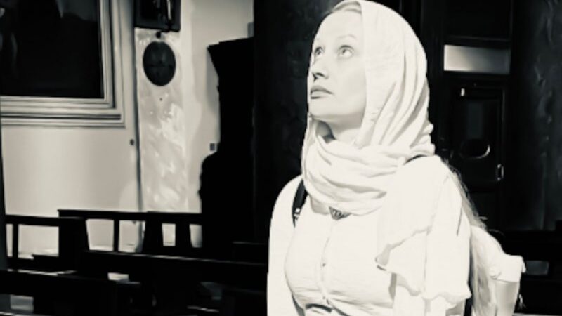 Une ancienne actrice de film pornographique se convertit au catholicisme, Bree Solstad se confie à Vexilla Galliae