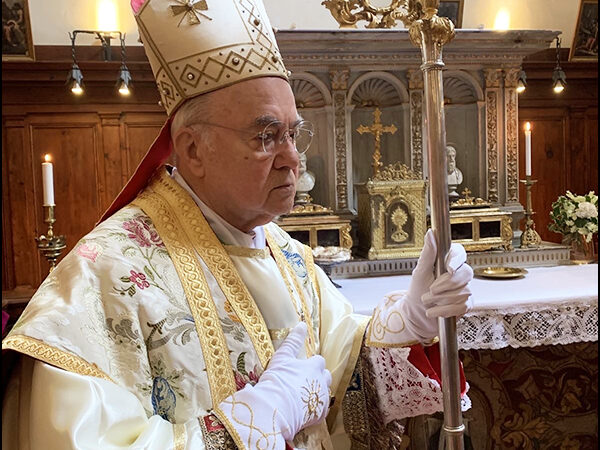 Mgr Vigano officiellement “excommunié”