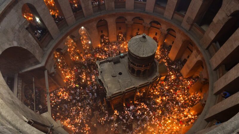 Le feu “sacré” orthodoxe au Saint Sépulcre de Jérusalem – Bible et Savoir