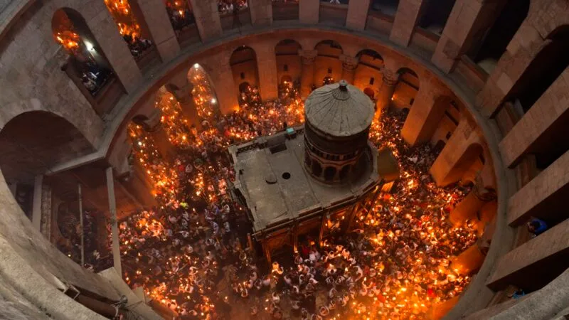 Le feu “sacré” orthodoxe au Saint Sépulcre de Jérusalem – Bible et Savoir