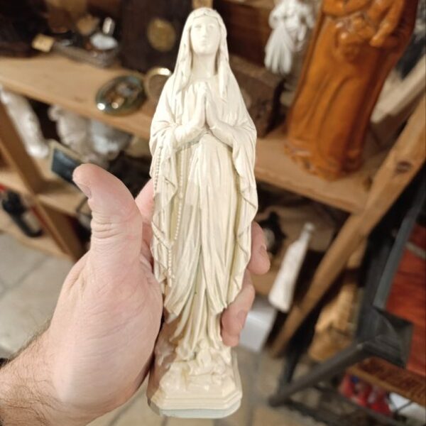 Statues, médaillons, crucifix