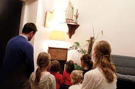 L’intronisation du Sacré-Cœur dans les familles : restaurer la chrétienté par la cellule domestique