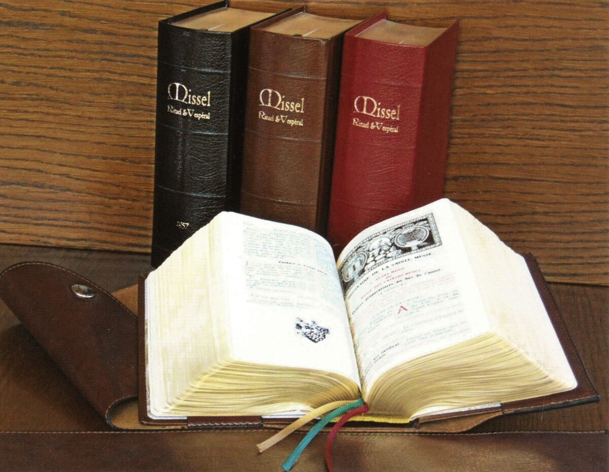 Grand Missel-Rituel et Vespéral avec reliure en cuir noir, marron et bordeaux, missel traditionnel selon la liturgie de 1962