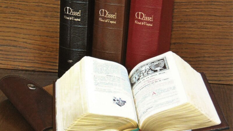 Grand Missel-Rituel et Vespéral avec reliure en cuir noir, marron et bordeaux, missel traditionnel selon la liturgie de 1962